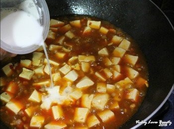 step6: 接著再倒入適量的糯米粉水勾芡，稍加拌匀
起鍋前先滴入少量的香油後晃鍋之後即可
（使用糯米粉水勾芡，可讓芡汁的稠度更優，湯汁也會更加油亮）