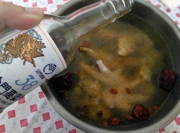 step3: 起湯鍋倒入適當的水加入所有的<span class="group_3">配料</span>，再把煎好的雞肉放入，倒入約半罐的高梁酒後，蓋上湯鍋蓋入電鍋悶煮(外鍋倒約一米杯的水)