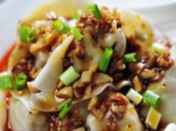 step9: 碗中淋入<span class="group_2">紅油汁</span>和鹹菜花生碎以及小蔥後製作完成