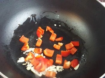 step1: 燒熱油鍋，加入蒜片及紅燈籠椒炒香。