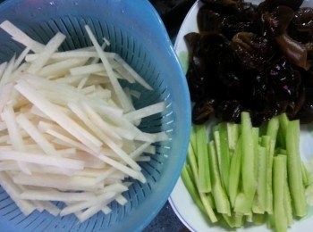 step1: 沙葛及青瓜仔去皮切幼條,雲耳浸軟