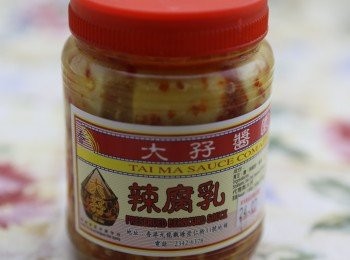 step1: - 先用清水浸洗菜，之後瀝乾水份
- 將腐乳壓溶並加入水備用