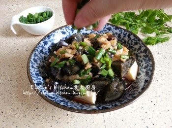 step12: 將雞蛋豆腐及皮蛋放上碟 , 淋上調味汁料 , 最後灑上蔥粒即可