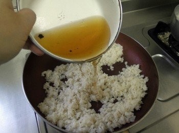 step6: 炒至不溼潤後再加入一米杯的泡香菇水，繼續拌炒，直到香菇水完全蒸發，先試吃是否有熟透~若沒熟透，重複以上再加高湯拌炒，直到米熟透止。