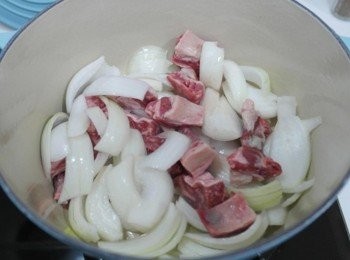 step2: 洋蔥香味出來後加入牛肉塊拌炒~~