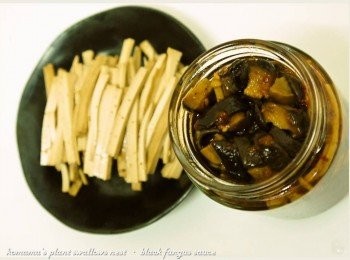 step2: 將小豆乾逐一切成細條狀後，放置於一旁備用。