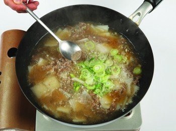 step9: 充分煮過後放入大蔥與胡椒粉即可。