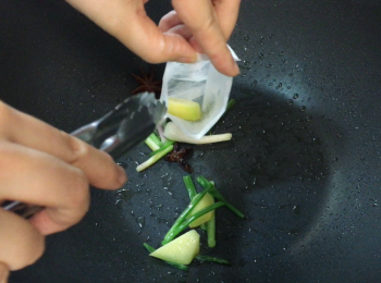 step4: 放入茶葉袋，備用。