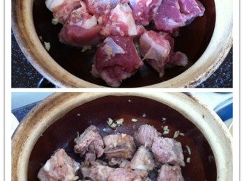 step2: 取出砂鍋1匙食油，姜片，蒜蓉和腌製好的排骨一起下鍋，把排骨煎至金黃色。