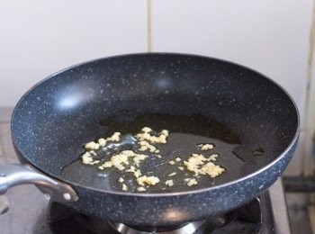 step4: 煮意粉同時可以邊炒好其他材料。鍋中先放橄欖油約 1 – 2 湯匙，下蒜蓉開中慢火炒至有蒜香味，約 2 - 3 分鐘