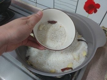 step6: 盛起2湯匙鹽備用