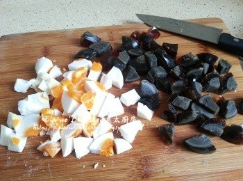 step2: 放入電蒸鍋或鑊中隔水用中火蒸15分鐘至熟透 , 盛起用水沖洗待涼去殼再切粒