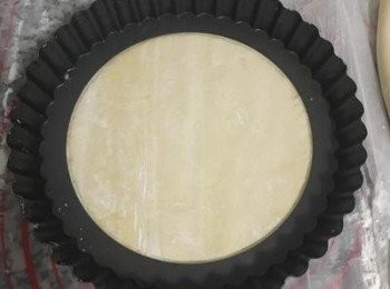 step1: 冷凍派皮退冰軟化後在表面灑些高筋麵粉防黏，用七吋分離式派模（或其他您可取得的模型）倒扣押出想要的圓型大小，再將模型翻正，底圍對準裁好的派皮，