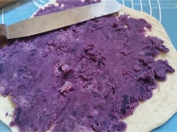 step6: 跟手滾平麵糰，麵糰一分為二、先塗上紫薯泥、四邊留有約1吋空間不需要塗、紅豆蓉亦是同等做法