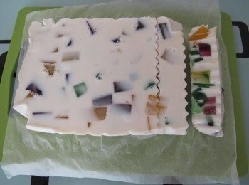 step2: 25g 魚膠粉用50g 熱水開溶,再加入凍水,鮮奶各煉奶拌匀,倒在盛滿啫喱粒的膠盒內,放入雪櫃再雪三小時.