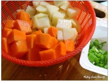 step2: 將紅蘿蔔，馬玲薯洗淨切成與豆腐等同大小後，再將 蔥段洗淨切成蔥末備用