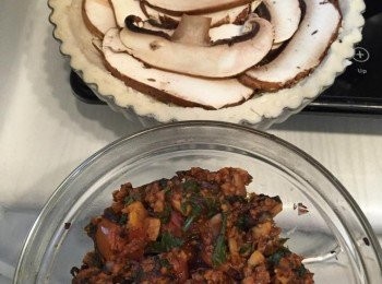 step1: [餡料]
1. 小蕃茄、嫩菠菜、羅勒洗淨切好；半隻大啡蘑菇切粒。
2. 熱鍋下油份，中火炒步驟1的蔬菜至腍身，加入Beyond beef煮腍。
3. 拌入蕃茄膏及糖，開蓋燘煮材料至熟。