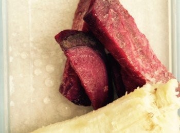 step1: 將椰青打開，倒出椰子水備用，餘下椰子起肉；紅菜頭去皮，切成條狀；車里子洗淨去核。