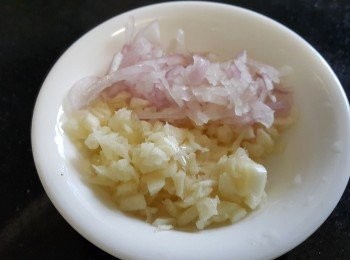 step1: 蒜頭，乾蔥