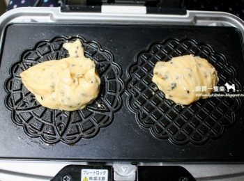 step7: pizzelle義式薄餅烤盤預熱後，在模具圖案「中心稍微偏上方」的位置，倒入約1大尖匙的麵糊（如照片中「右邊」的麵糊所示）（左邊的麵糊量有點太多了....)