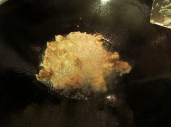 step2: 用（spoon沾上一些油防止鸡肉粘着）快手弄出pop corn大小的鸡块掉进油煱用中火炸至金黄色。