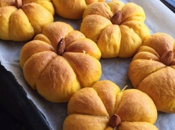 step7: 進行二發發至兩倍大。用預熱了150度的焗爐，放入最低層焗20分鐘。（低溫長時間焗作用是不會令麵團上色太快又可焗得熟）如見上色太深，則蓋上錫箔紙。最後稍微放涼後剪走棉繩，插上杏仁粒或餅乾條即可。