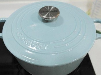 step7: 滾了之後轉小火蓋上鍋蓋燉煮約1小時半!!