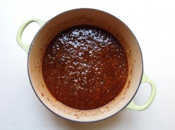 step5: 加入蕃茄醬,稍作拌炒，再加入適量的水調整味道，最後加入地瓜粉勾芡即可完成。