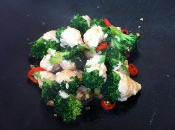 step3: 3 將鍋內的水倒掉，熱鍋，加入食油2匙，爆香蒜蓉和紅辣椒丁，然後加入材料B大火煮滾。