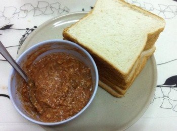 step1: 首先把沙丁魚壓碎，麵包分中剪開待用