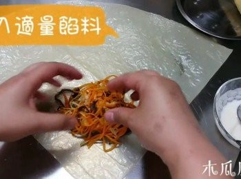 step2: 剪走腐皮周邊的硬皮位置，一開四，加入適量的餡料，捲起，兩邊包緊，可以用少少粉漿封口 
(粉漿：麵粉一湯匙 + 水一湯匙)