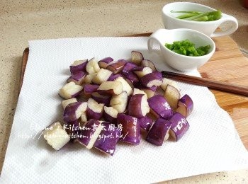 step4: 盛起放在廚紙上吸取油份備用 , 硬豆腐切粒