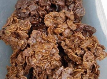 step1: 做法非常簡單又好吃。

將少量牛油+朱古力座溶,傾入粟米片+果仁及提子乾碎， 用匙羹造型，等佢自己乾就完成?