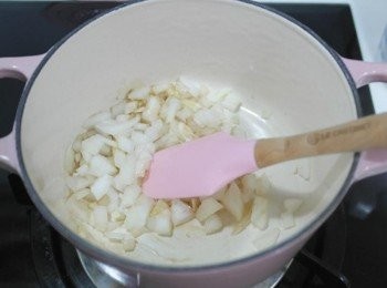 step1: 鍋中倒入些許油後放入洋蔥末拌炒~~