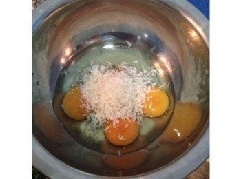 step2: 水滾後加1-2匙的鹽，下義大利麵（約12-13分鐘）記得ㄧ定要試吃;蛋液加入適量的帕馬森起司粉打勻備用。