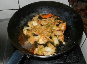 step1: 泡菜倒入鍋中煮