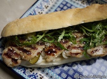 step5: 燒烤雞肉沙拉三明治，大口咬下，有肉有菜，營養均衡。