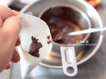 step12: 朱古力座熱水至溶解，放入唧袋。