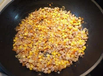 step7: 加入玉米粒拌炒後以鹽、黑胡椒調味後熄火,放涼備用