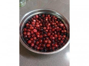 step1: 蔓越莓泡水洗乾淨，把軟爛的挑出來，之後撈出瀝乾備用~ 準備一鍋熱水消毒要裝果醬的瓶子