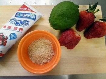 step1: 備好材料 草莓洗淨擦乾去蒂頭 切薄片