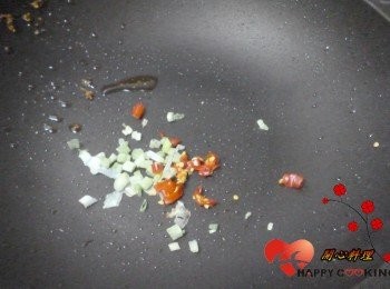 step3: 將油倒出,放<span class="group_2">香料</span>炒出香味