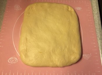 step2: 取出麵團, 按壓排氣, 並拉起4隻角變成長方型麵團