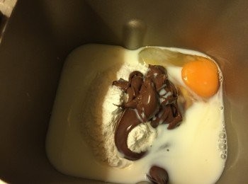 step1: 把所有材料放入麵包機內 (酵母放酵母格), 按"麵包軟式"模式, 直至完成, 大約4小時20分