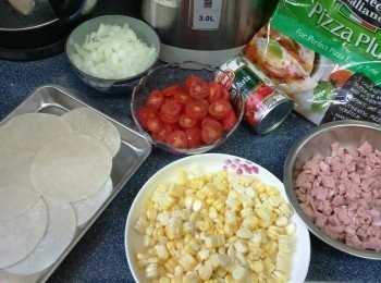 step2: 將安田有機超甜粟米去衣，洗淨剝粒；將安田有機車厘茄洗淨，每粒打橫切成3-4片；將洋蔥去皮洗淨切粒；將火腿片切粒