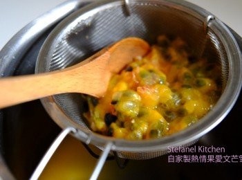 step1: 1A) 芒果去皮取肉，用攪拌機打成蓉
1B) 熱情果取肉，隔去籽取汁
