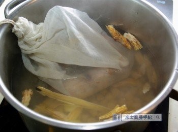 step3: 把所有材料(另2片鮮薑片)放入大煲中，注入2.5公升水，用大火煲15分鐘，然後轉細火煲40分鐘，如需要可以鹽調味，完成。