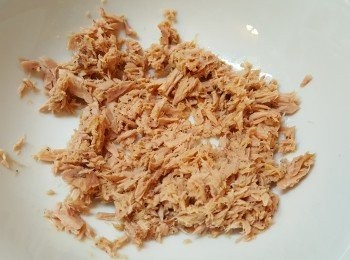 step4: 吞拿魚隔水，壓成蓉備用。