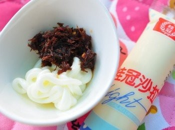 step2: <span class="group_2">XO醬沙拉</span> 製作: 桂冠沙拉+XO醬 拌勻