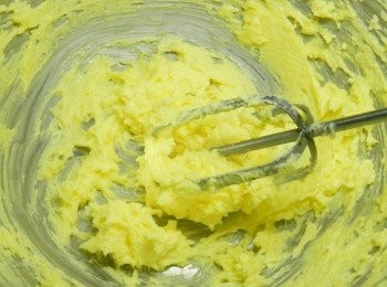 step2: 然後加入兩個蛋黃拌勻